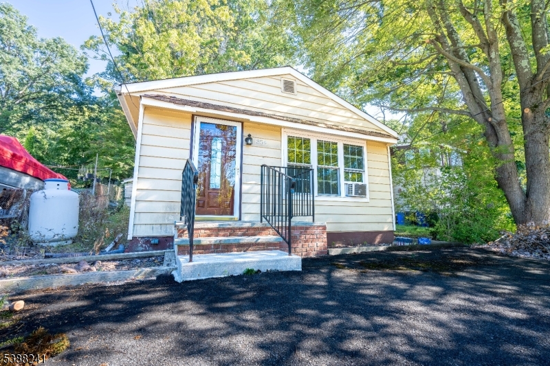 Photo of 354 Maxim Drive, Hopatcong NJ