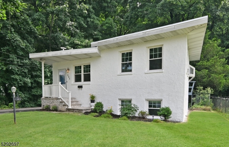 Photo of 221 Lakeview Drive