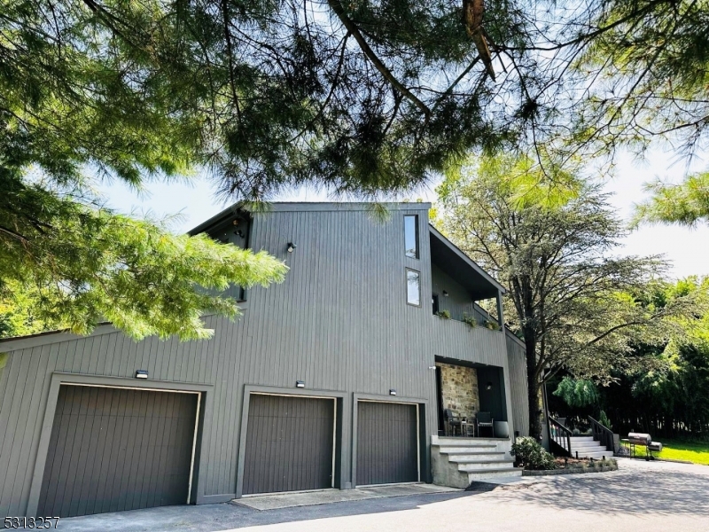 Photo of 8 E View Court, Raritan NJ